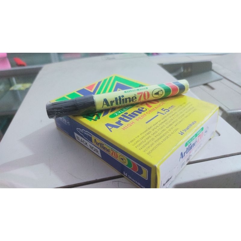 

Spidol Artline hitam