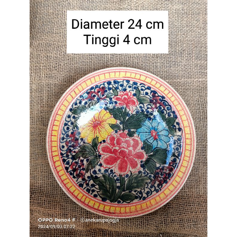 Piring keramik lukis motif bunga untuk dekorasi hiasan dinding sudah di pasang kawat untuk menggantu