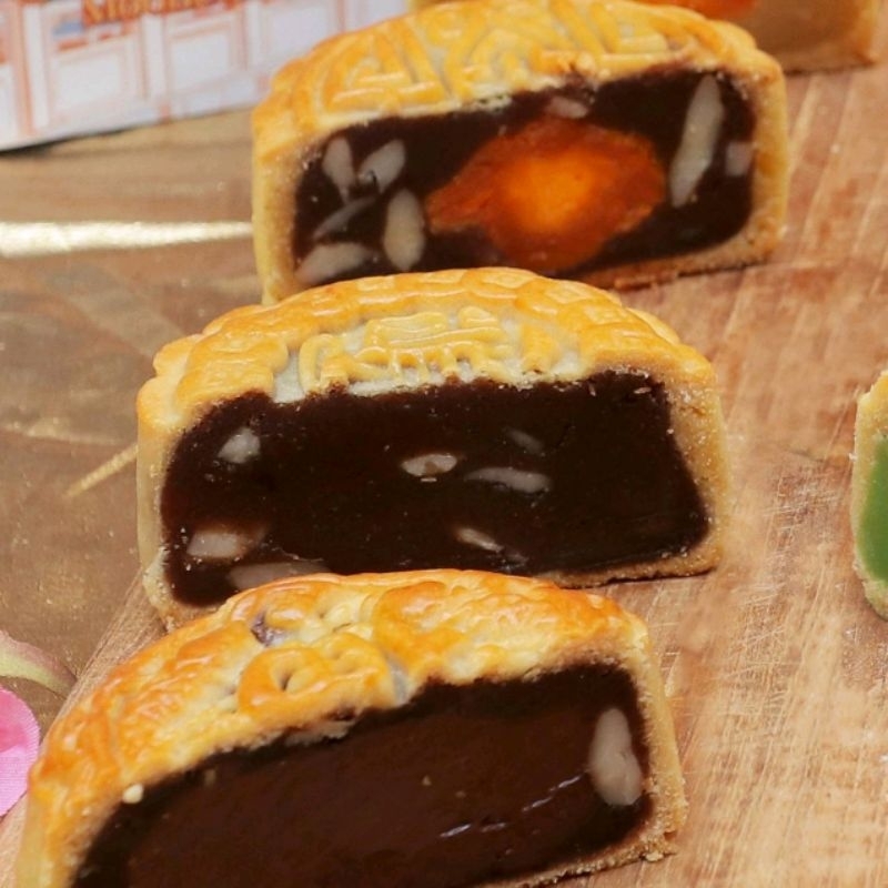 

Royale Mooncake Kue Bulan Tiong Tjiu Pia Rasa Tausa Kenari