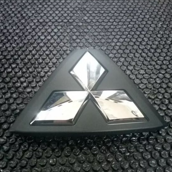 EMBLEM LOGO GRILL DEPAN MITSUBISHI PAJERO SPORT 2021 KEATAS ORIGINAL