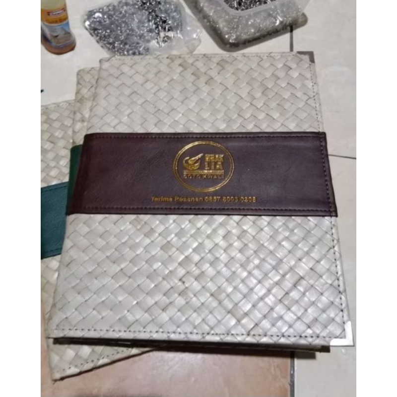 

cover menu resto caffe &hotel size a4 bahan samak daun pamdan di baud