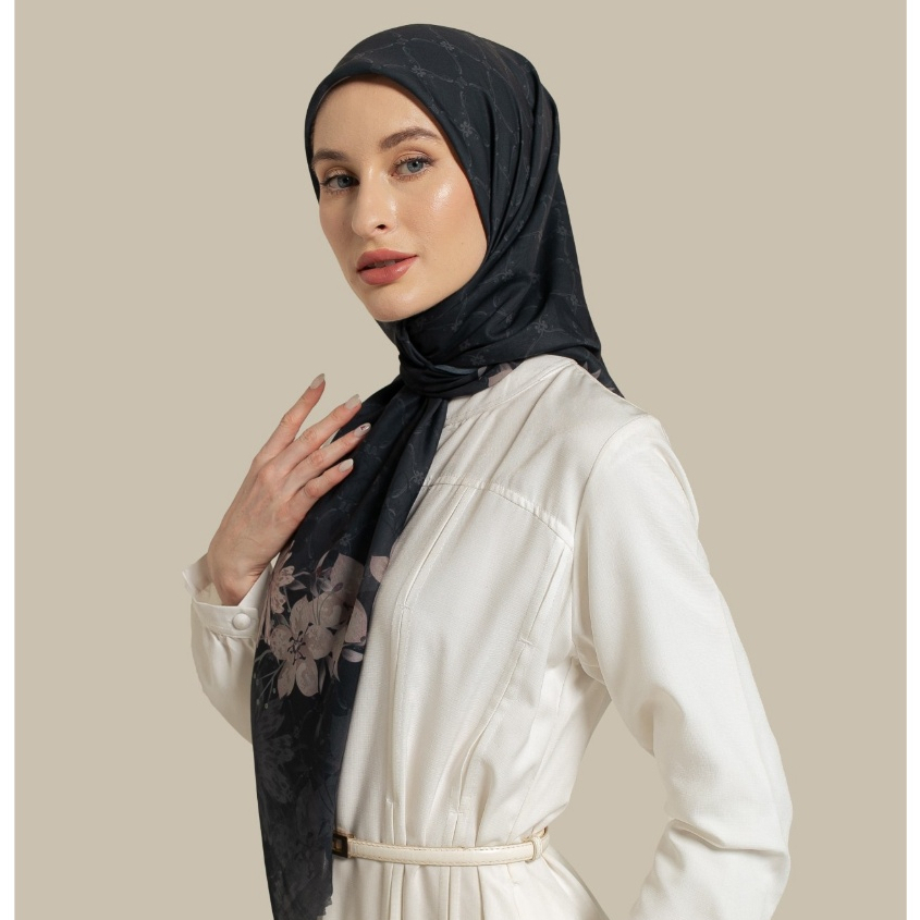 Wulang Narawangsa Hijab Segi Empat ⁠Soft Flower Black | Kerudung Segi Empat | Hijab Motif Segi Empat