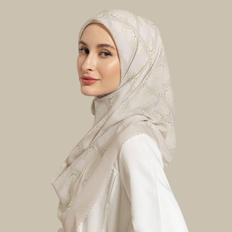 Wulang Narawangsa Hijab Segi Empat Square Flower Soft Grey | Kerudung Segi Empat | Hijab Motif Segi 