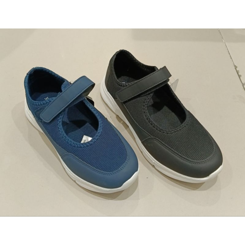 Sepatu wanita dengan perekat