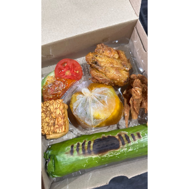 

Nasi Kotak Nasi Timbel isi Ayam Goreng,Nasi Bakar, Tahu Tempe dan Ikan Asin