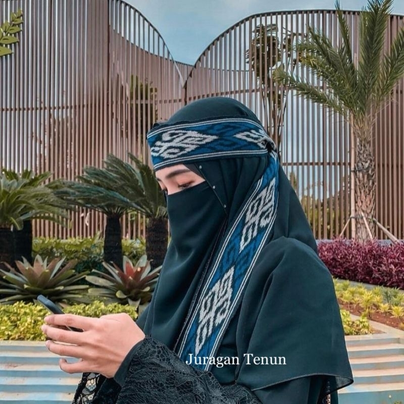 Ikat Kepala Tenun Motif Paruki Toraja