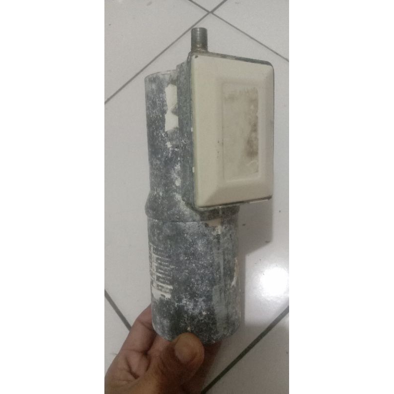 lnb bekas.kaonsat putih.copotan dr parabola jaring  unit masih normal.lnb ini sangat peka buat lock 