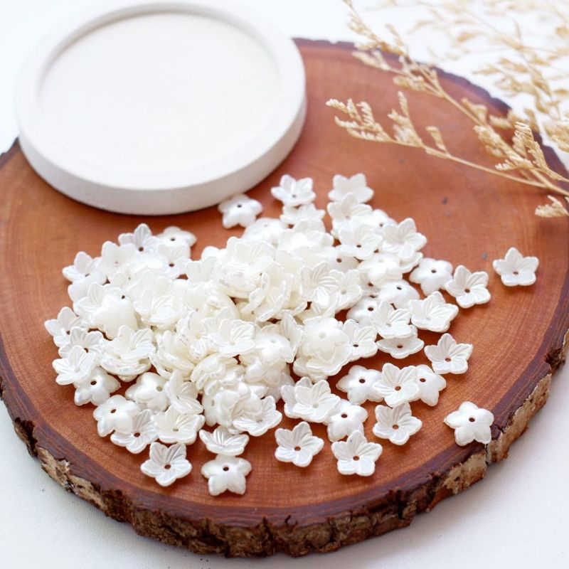 Manik Manik Bunga Akrilik Putih