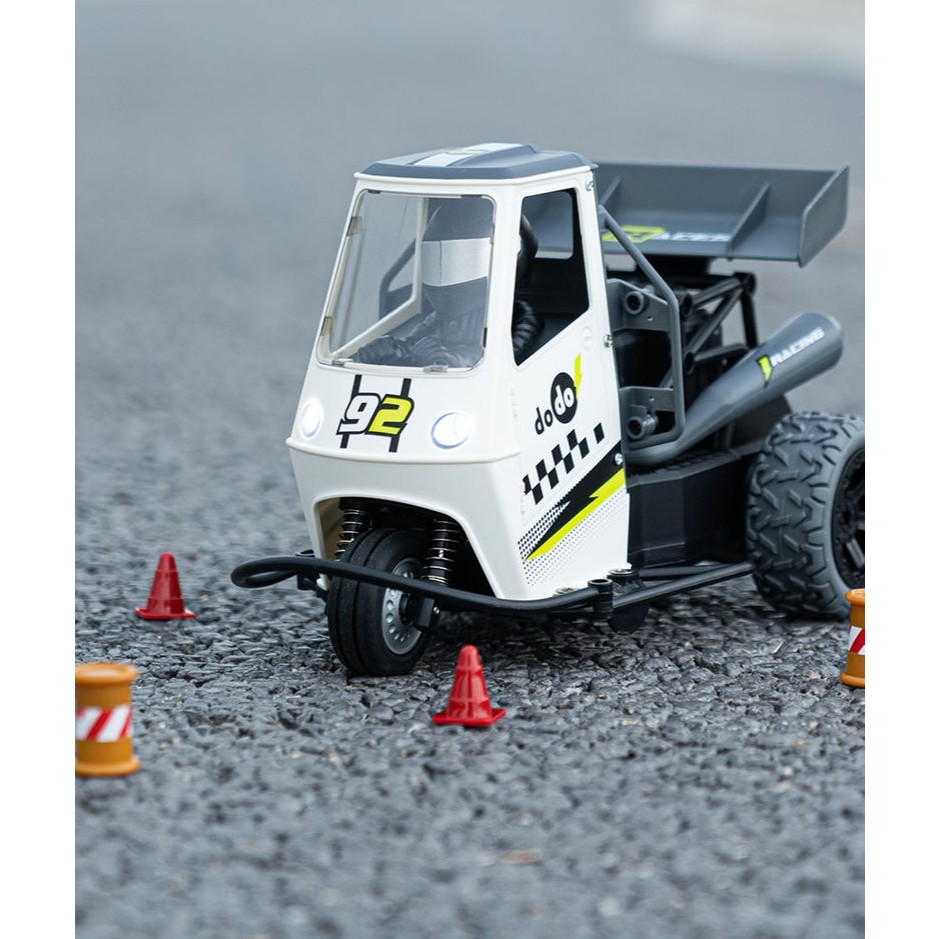 Mainan Mobil Dodo RC Mobil kendali jarak jauh 2.4G Sepeda Motor Roda 3 Lampu LED semprot Drift