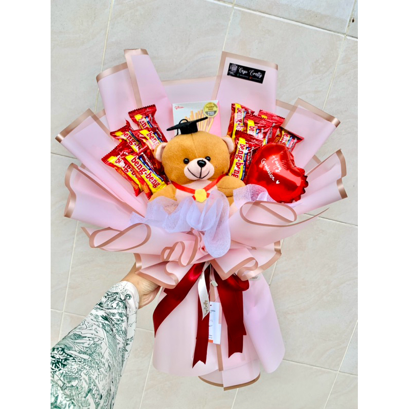 

BUKET BONEKA MIX SNACK / BUKET BONEKA WISUDA MITAH MIX POCKY BENGBENG / BUKET WISUDA / BUKET BONEKA WISUDA MIX SNACK BALON