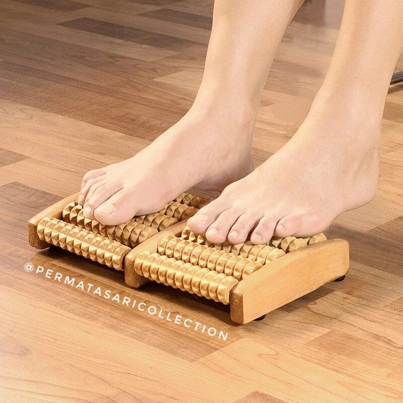 Alat Pijat Kaki Tradisional Kayu 10 Baris Roll Rol Kesehatan Refleksi Pijet Pijit Tangan Badan Duri 