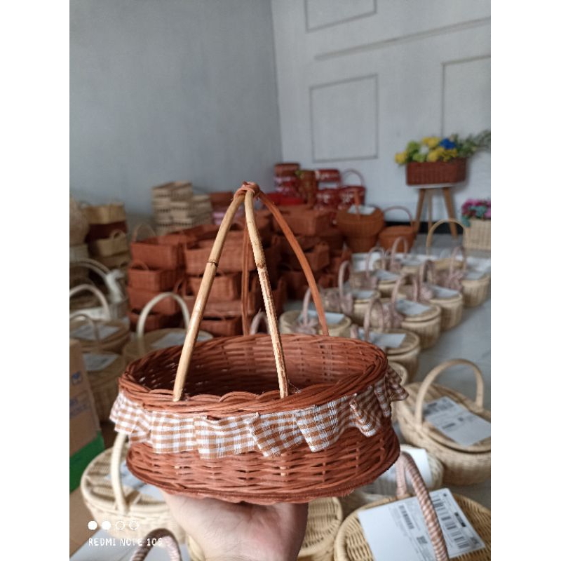 keranjang rotan oval rumbai / keranjang oval tangkai 23*15/ keranjang rotan/souvenir rotan/keranjang