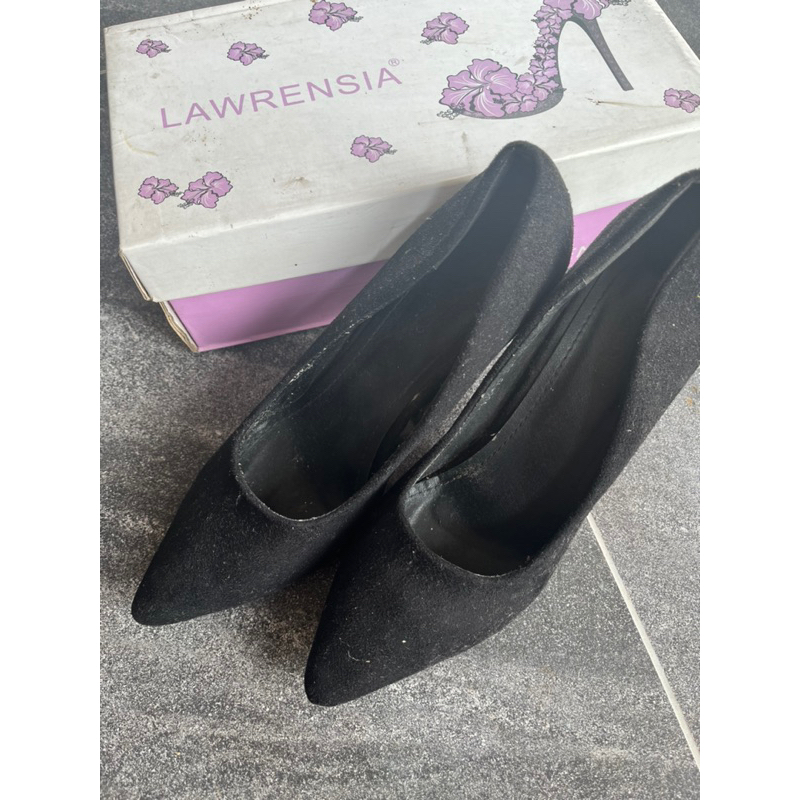 Lawrensia heels