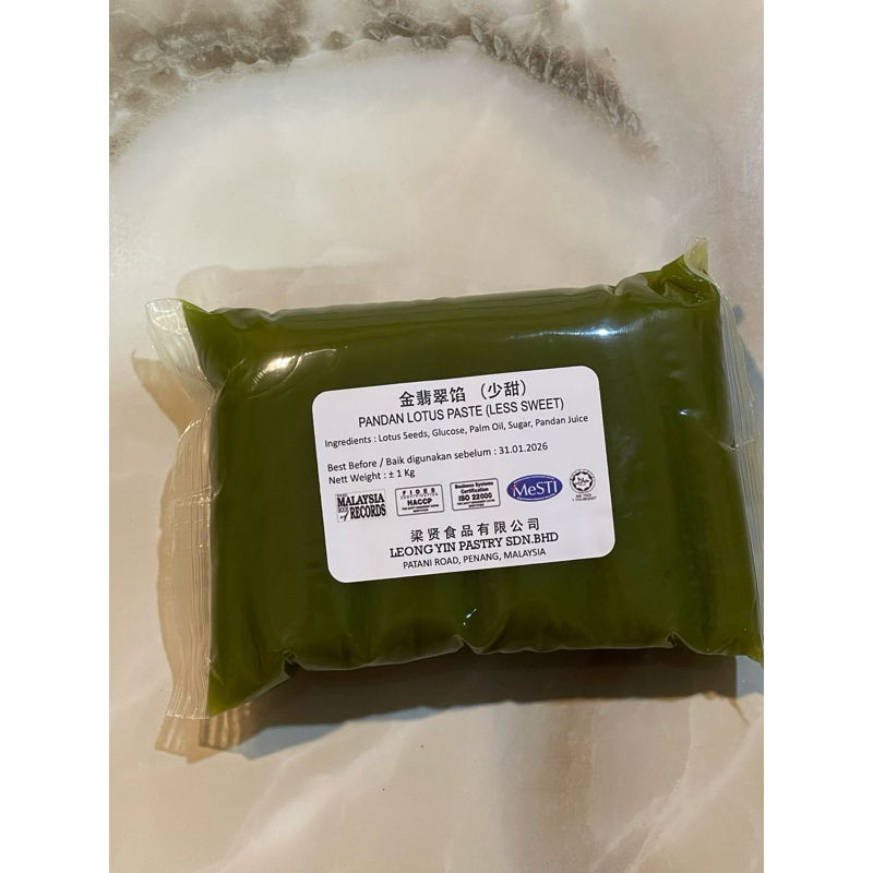 

Isian Mooncake ( Mooncake Filling) Leong Yin PANDAN LOTUS. Made in Malaysia, less sweet, kemasan 1kg. Exp : 31 Januari 2026
