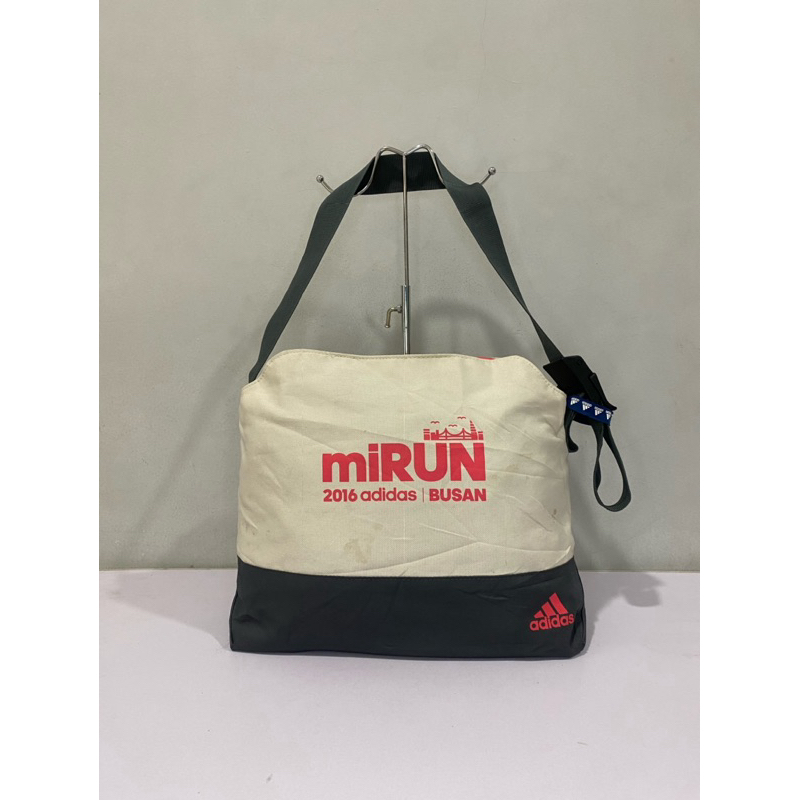 tas selempang Adidas
