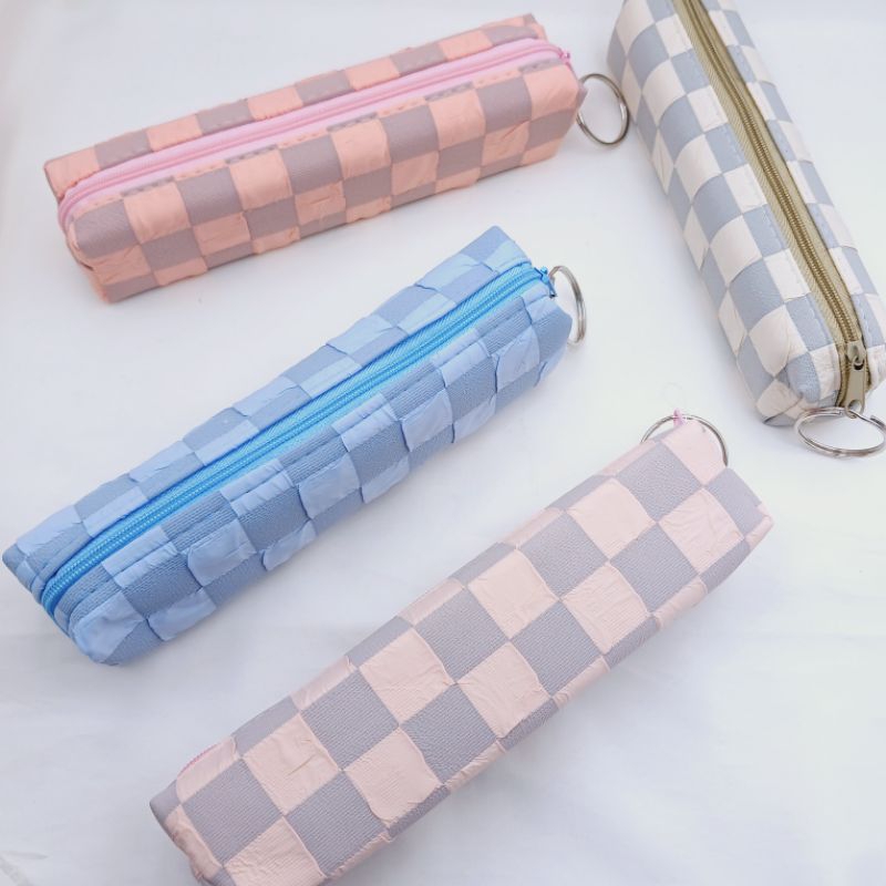 

Tempat Pensil Anak Motif Kotak Catur - Kotak Pensil Pulpen Anak Motif Kotak Catur