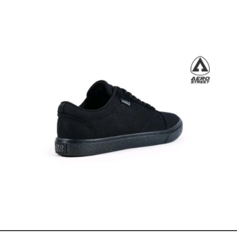 sepatu Aerostreet masive hitam .