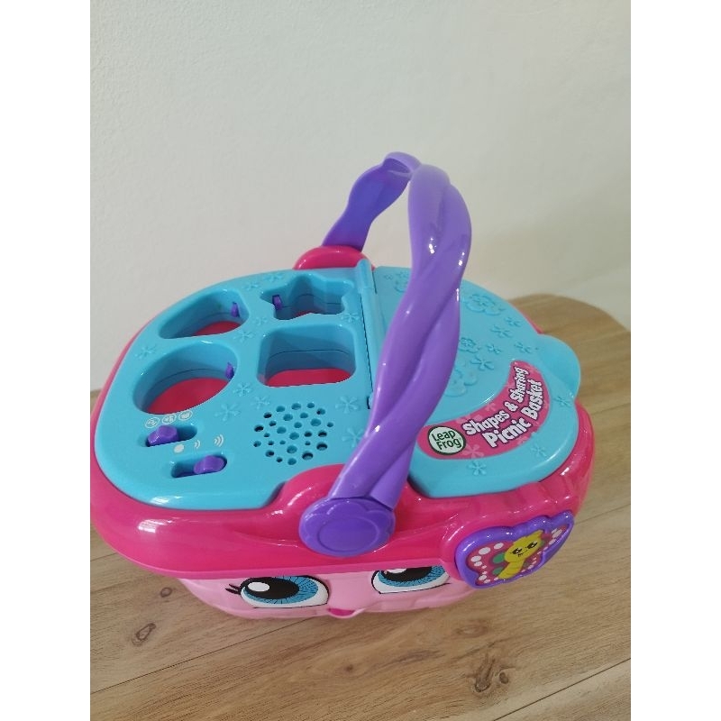 Leapfrog keranjang piknik with shape sorter