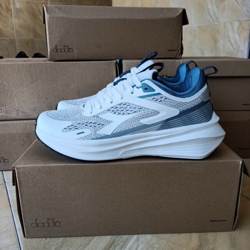 DIADORA HUSTLE SIZE 39