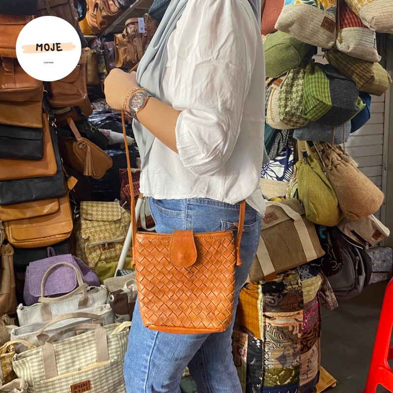 sling bag/ tas slempang/ tas selempang anyam/ anyaman kulit sapi asli termurah by moje jogja