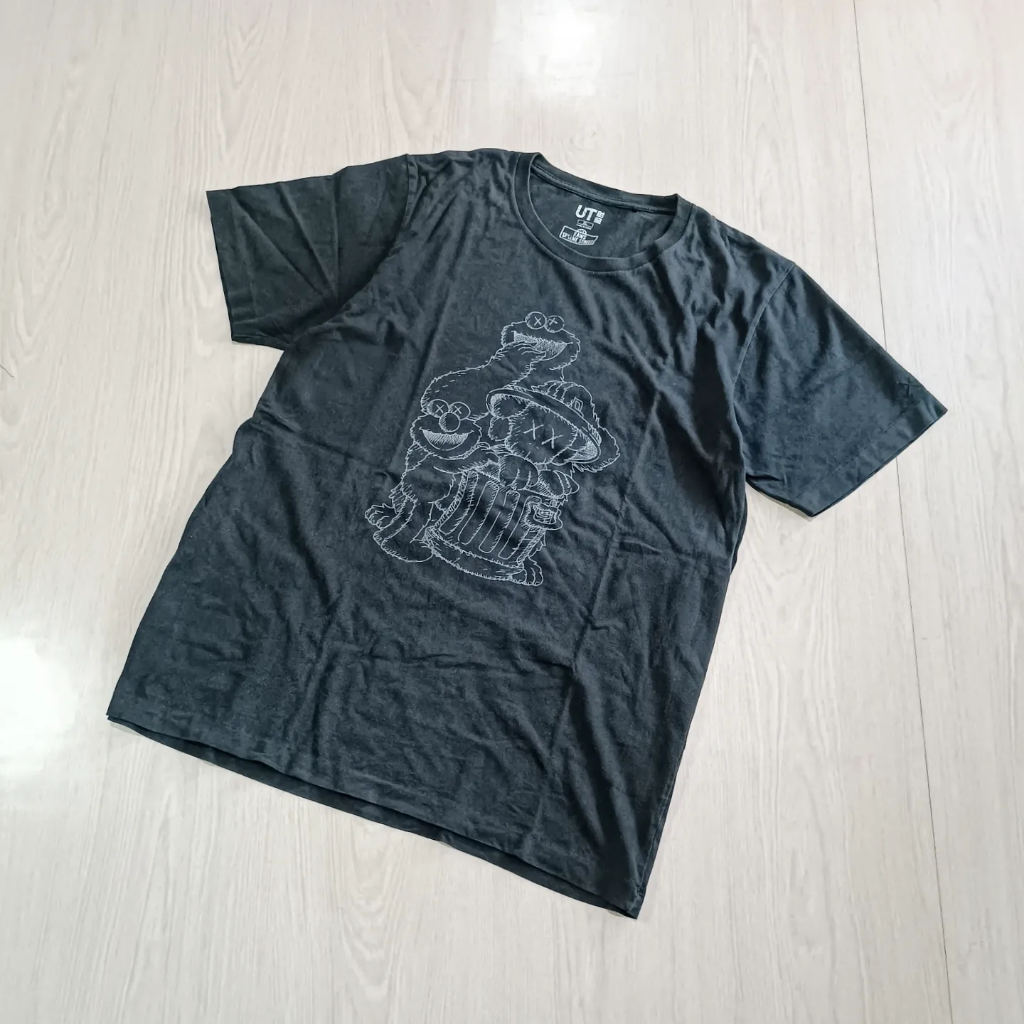 UNI*LO   UT X KAWS T-SHIRT