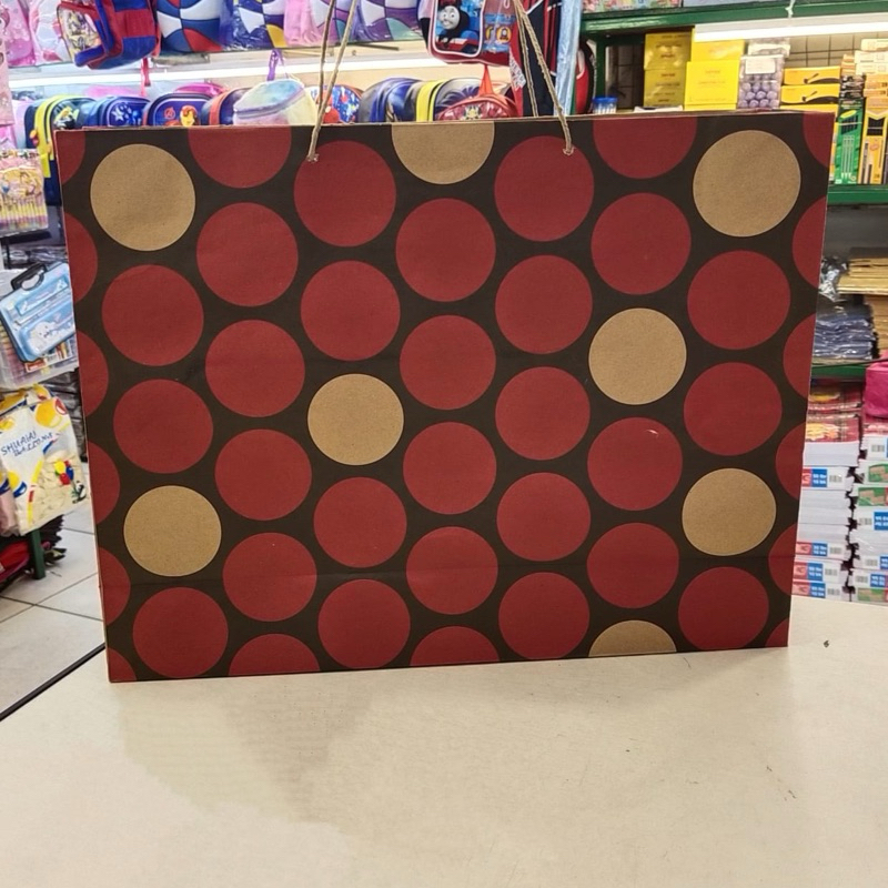 

PAPER BAG MOTIF BATIK 35x45x13cm. 1 PAK ISI 12pcs