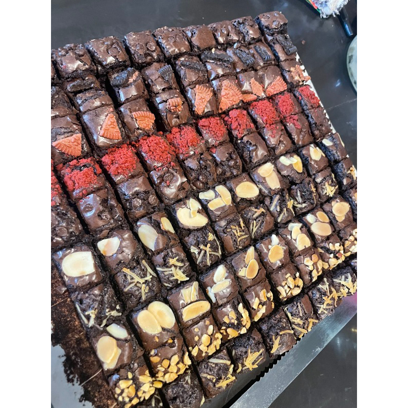 

promo !! brownies bites jumbo isi 100 potong ukuran 25x25 brownies topping campur