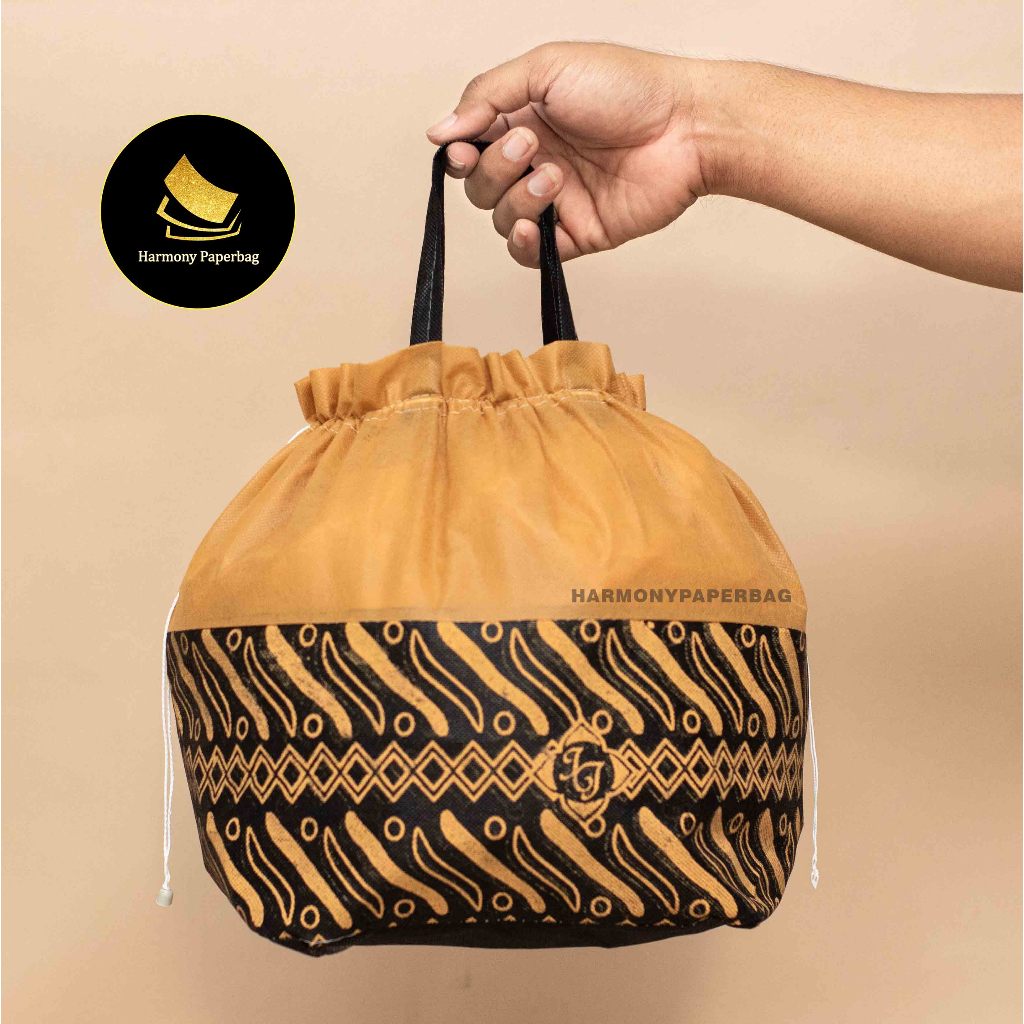 

GOODIE BAG / TAS HAJATAN SERUT BATIK KOTAK NASI 22 CM ISI 12 PCS READY STOK
