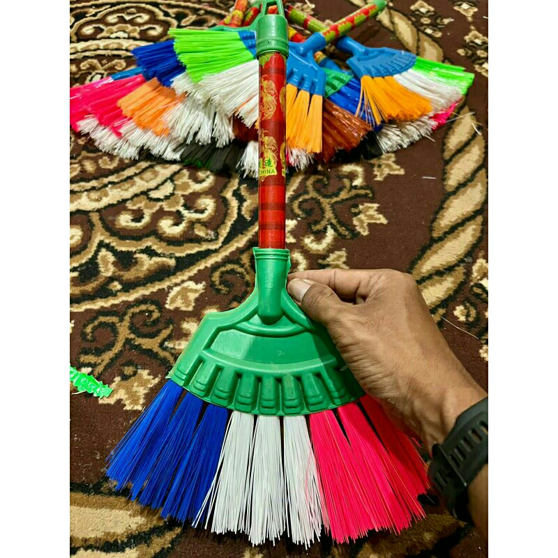 Sapu pembersih debu di karpet dan tikar berkualitas