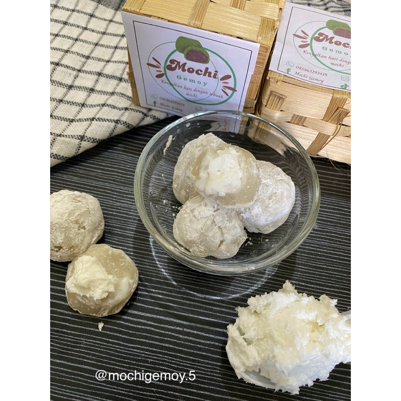 

Mochi Jumbo isi 4pcs | Khas Sukabumi | Rasa Vanila isi Wife Cream | Mochi Gemoy