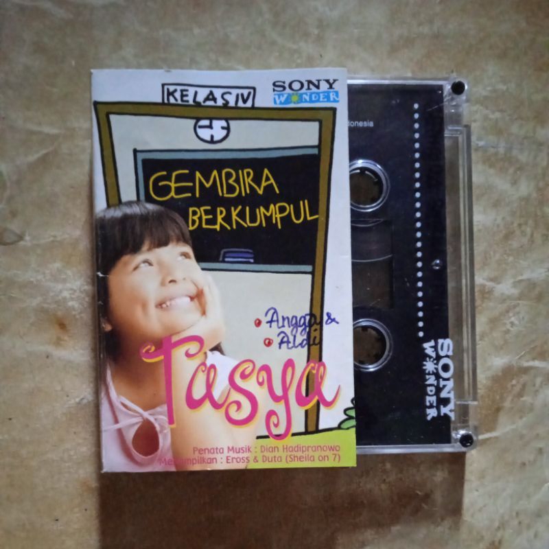 kaset pita tasya gembira berkumpul