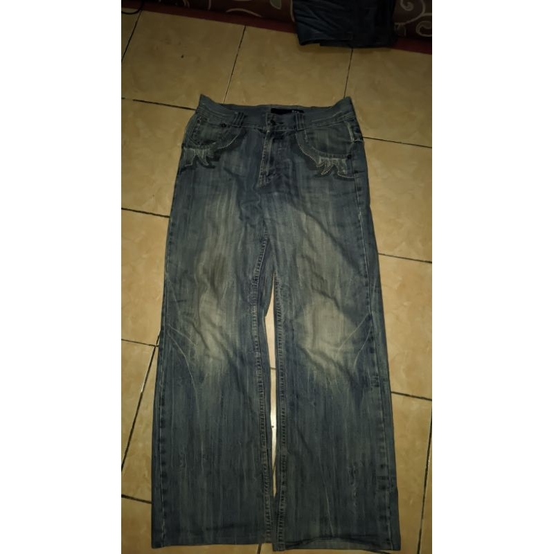 jeans feeding semi petir