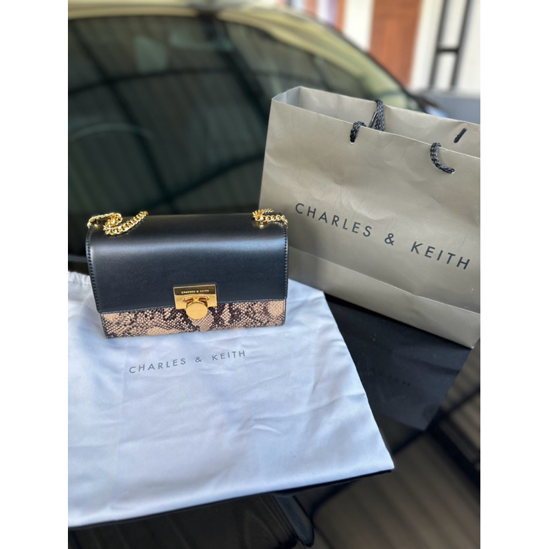 Preloved Tas CHARLES & KEITH Snake Print Chain Strap Bag Original