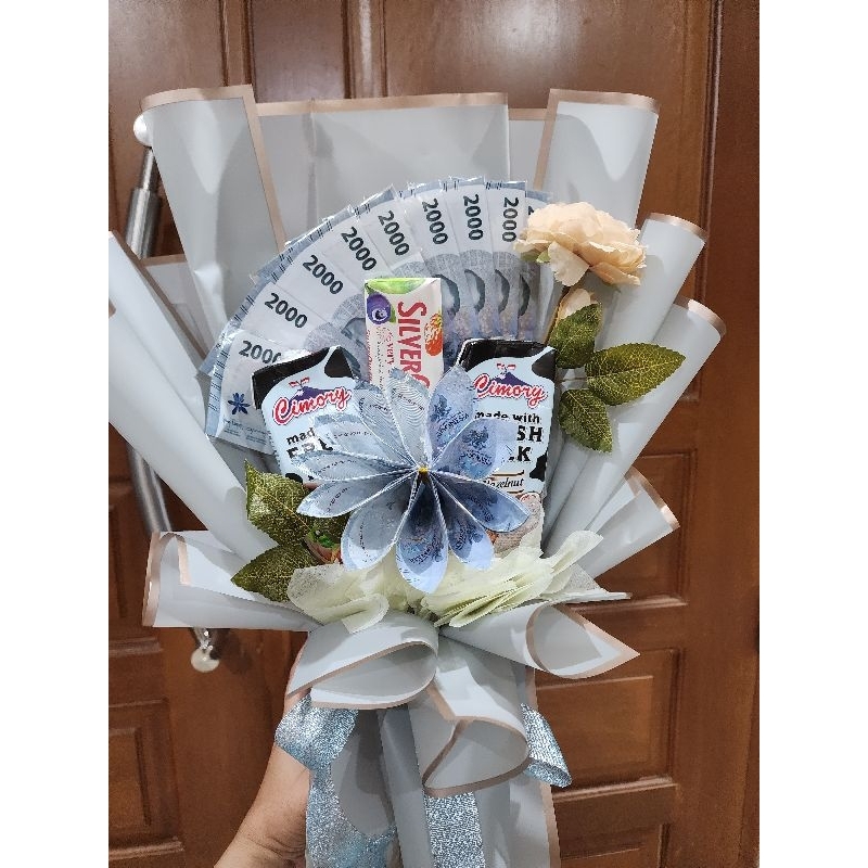 

bucket kombinasi snack dan uang