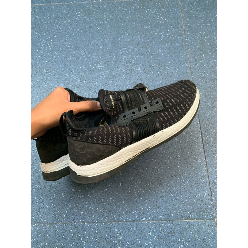 PRELOVED SEPATU TOMKINS