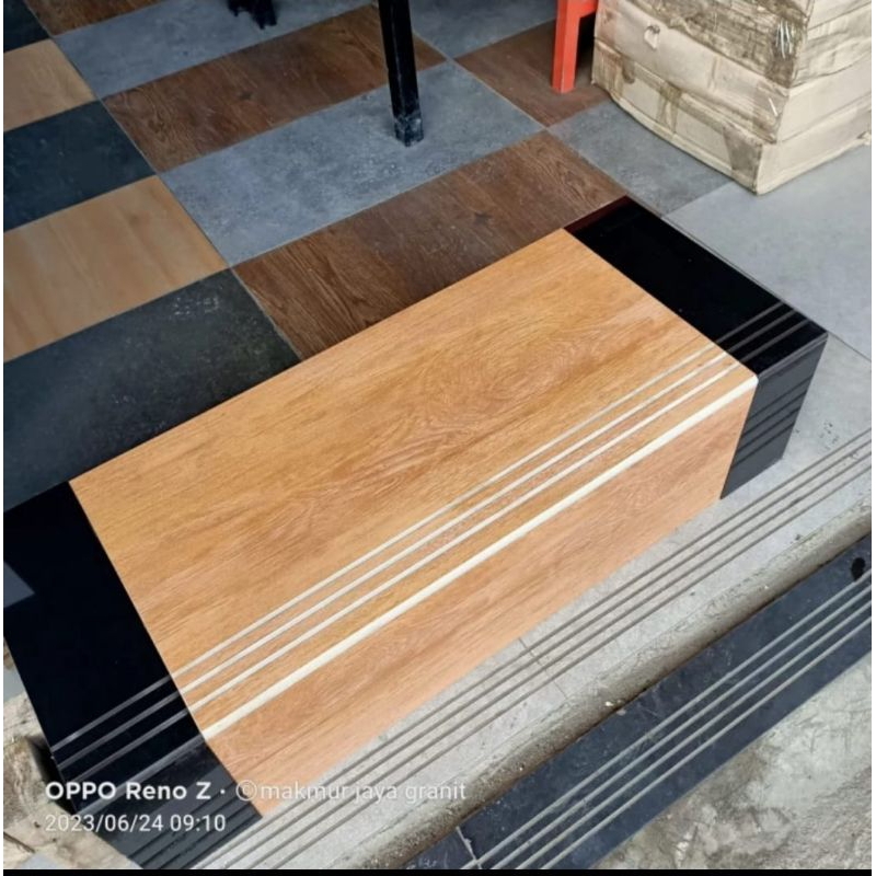 Granit tangga motif kayu 30x80 kombinasi
