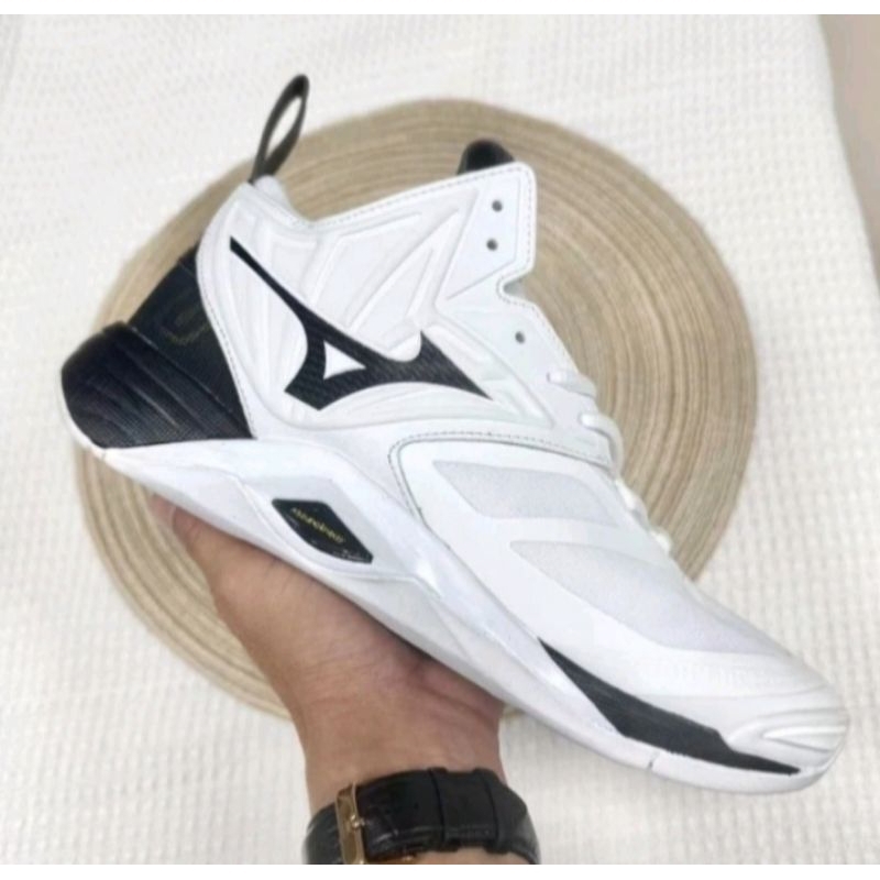 Mizuno Momentum 2 mid