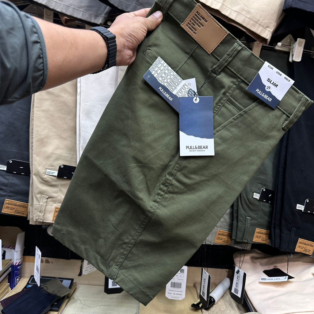 Celana Pendek Santai Pria Hijau Army Branded PULL AND BEAR