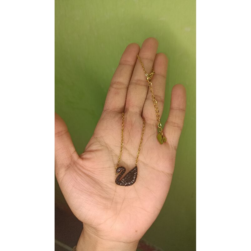 kalung titanium motif Angsa hitam