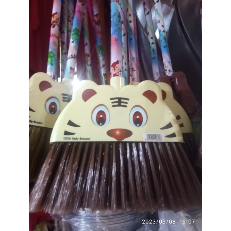 sapu/sesapu motif karakter warna coklat/sapu berdiri