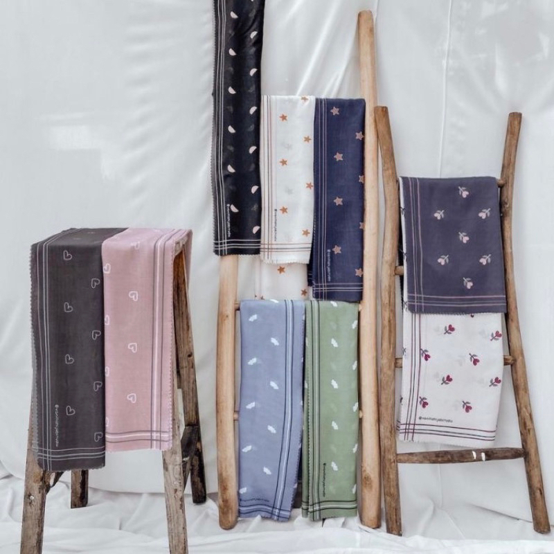 [NEW] Original Vanillahijab Vanilla Hijab Everyday Ceria Scarf Kuncup Polkadot Chain White Dark Blue