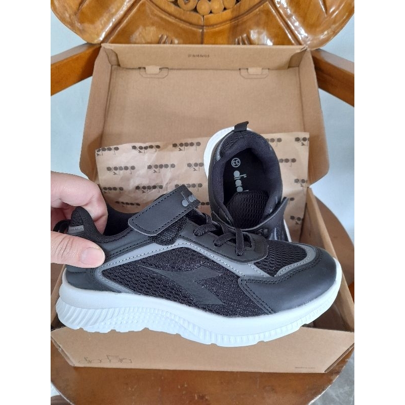 Sepatu anak Diadora