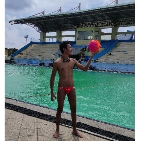 Celana renang segitiga atlet pria remaja