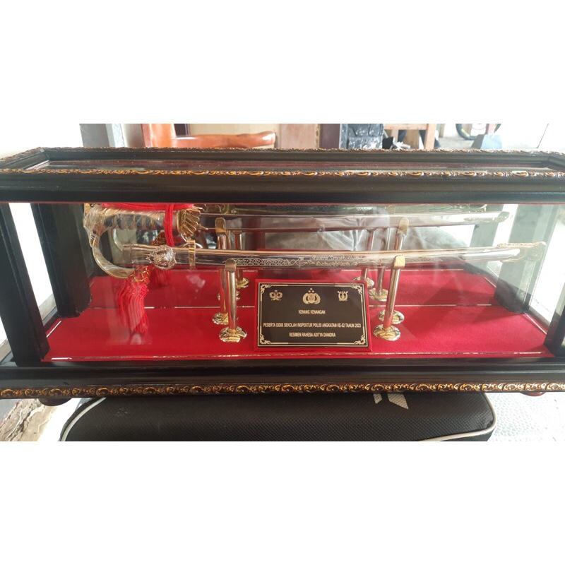 Miniatur pedang perwira pamen polri