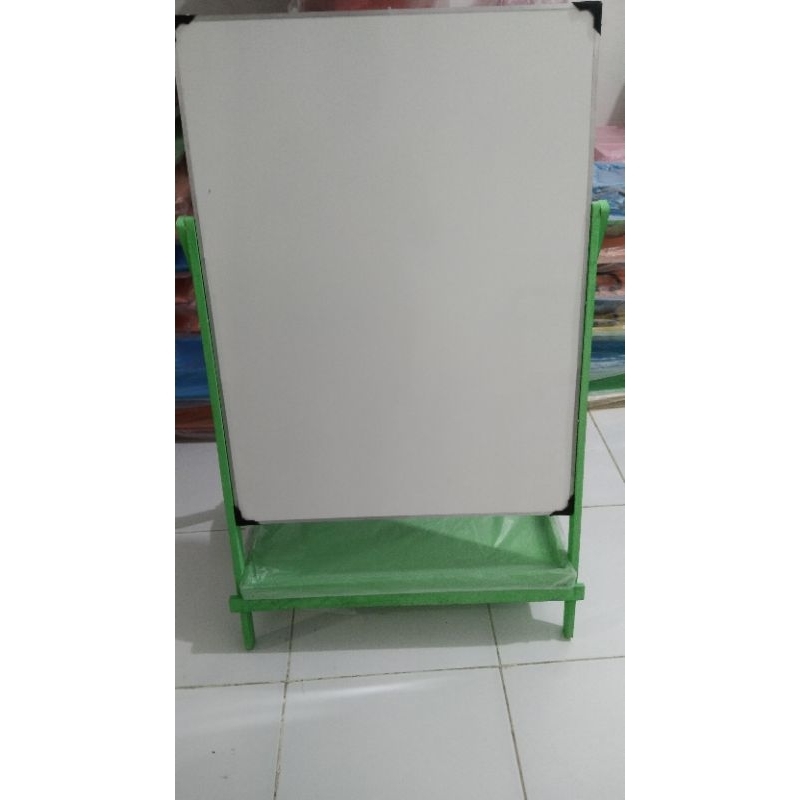 

PAPAN TULIS WHITEBOARD PLUS KAKI KAYU LACI 40*60