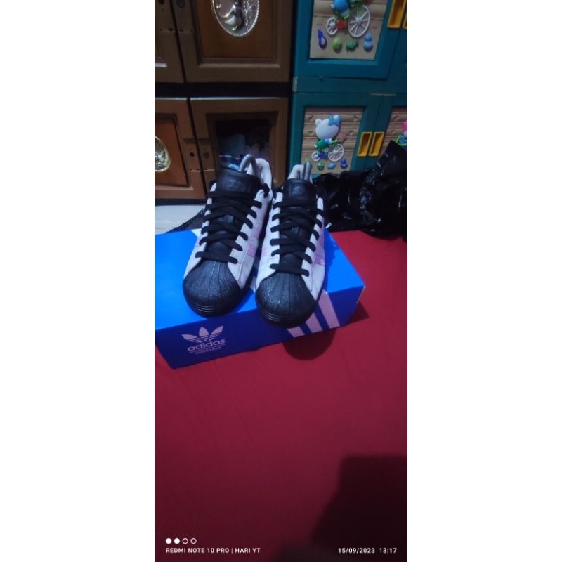 sepatu Adidas superstar trefoil iguana black pink