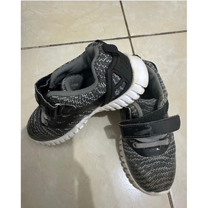 preloved sepatu anak no 30 crocodile hitam abu