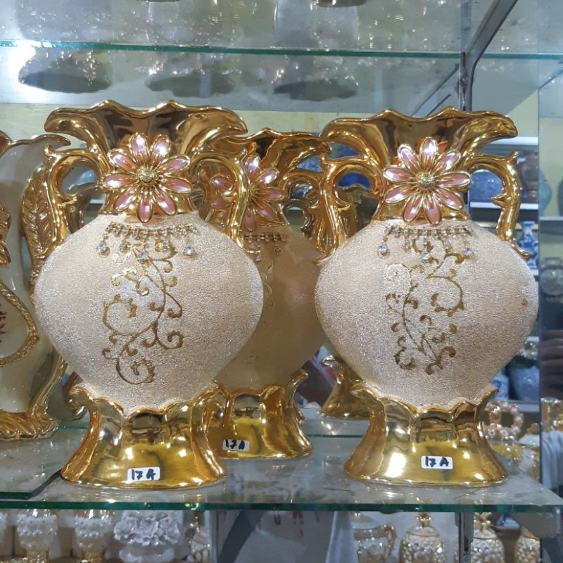3 Pcs Pajangan Guci Warna Gold Motif Timbul Hiasan Lemari Kaca Pajangan Lemari Sudut Dekorasi Rumah 