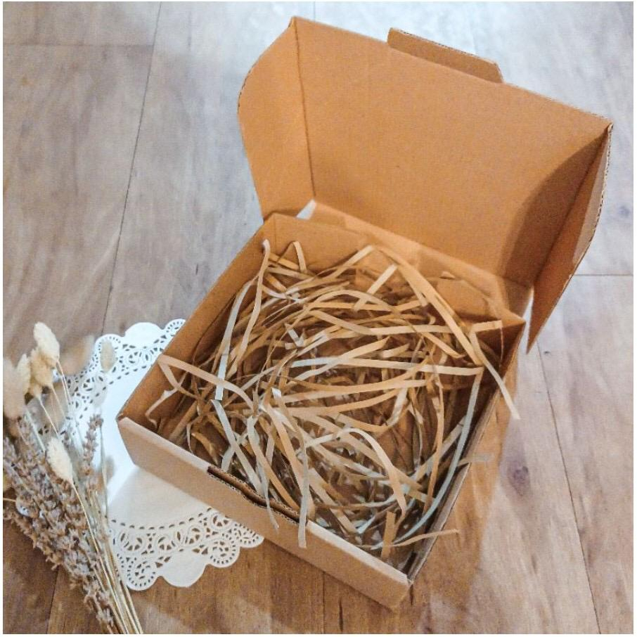 

Kardus Box 10x10x5 Dus Box Souvenir Kardus Corrugated Sudah Termasuk Tali + Cacah Kertas
