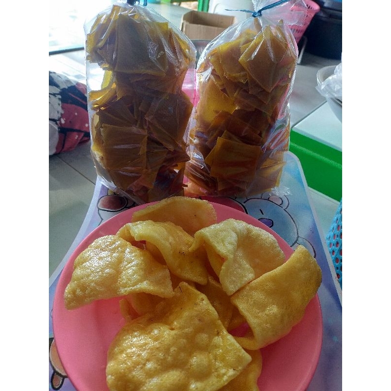

krupuk puli dan kripik singkong khas madura